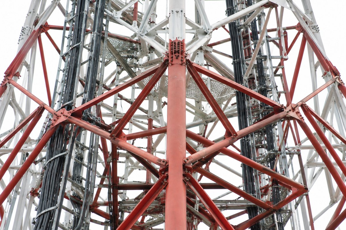 Kekisi menara radio tanpa logo operator, langit senja