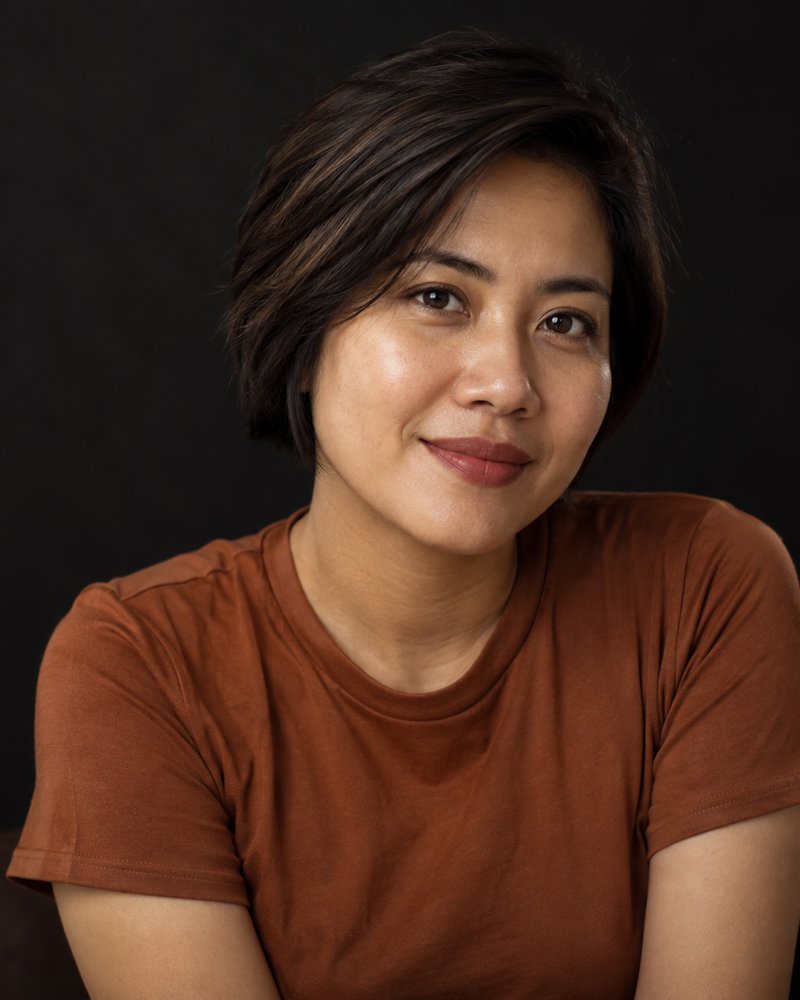 Melissa Chong, kemeja perang karat, studio gelap, tanpa teks