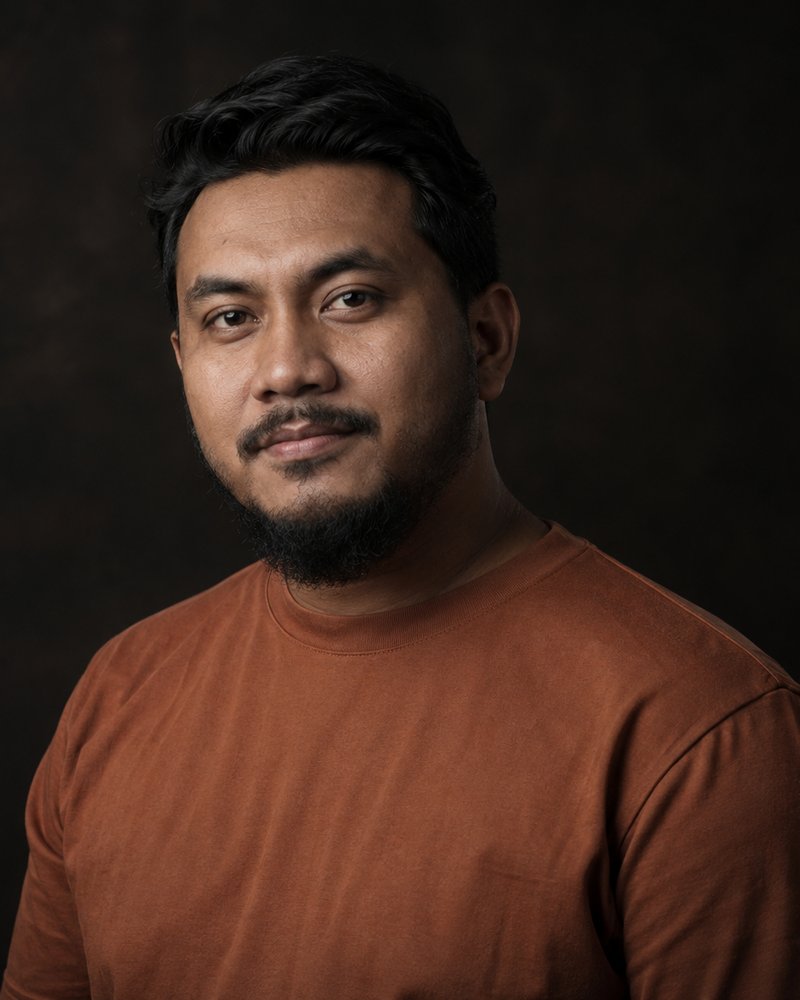 Hafiz Osman, janggut, kemeja perang karat, studio gelap, tanpa teks
